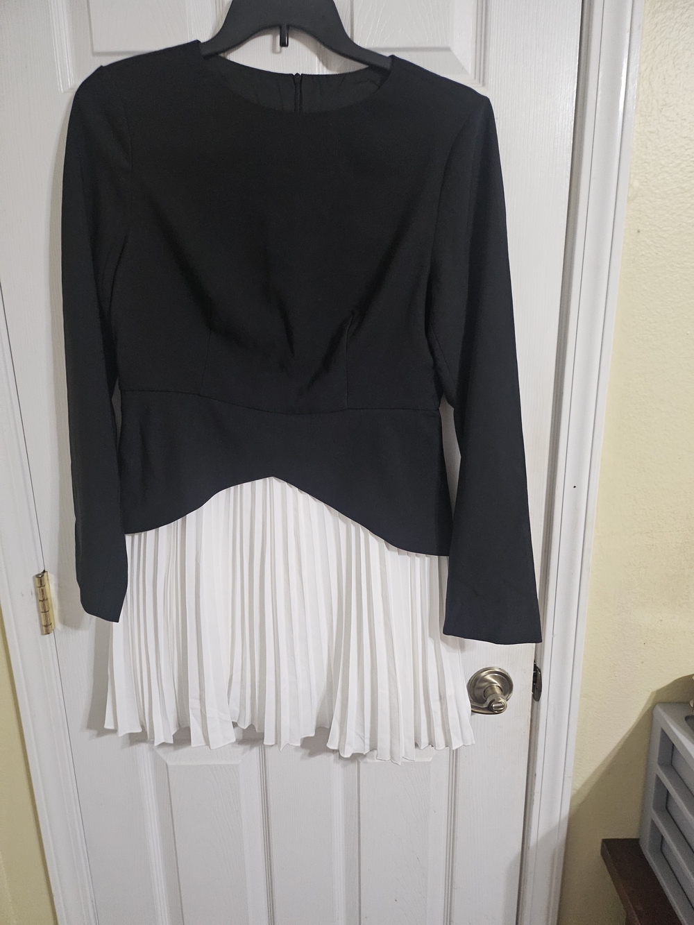 NWT Commense Black & White Long-Sleeve Colorblock Pleated Dress - Picture 2 of 3